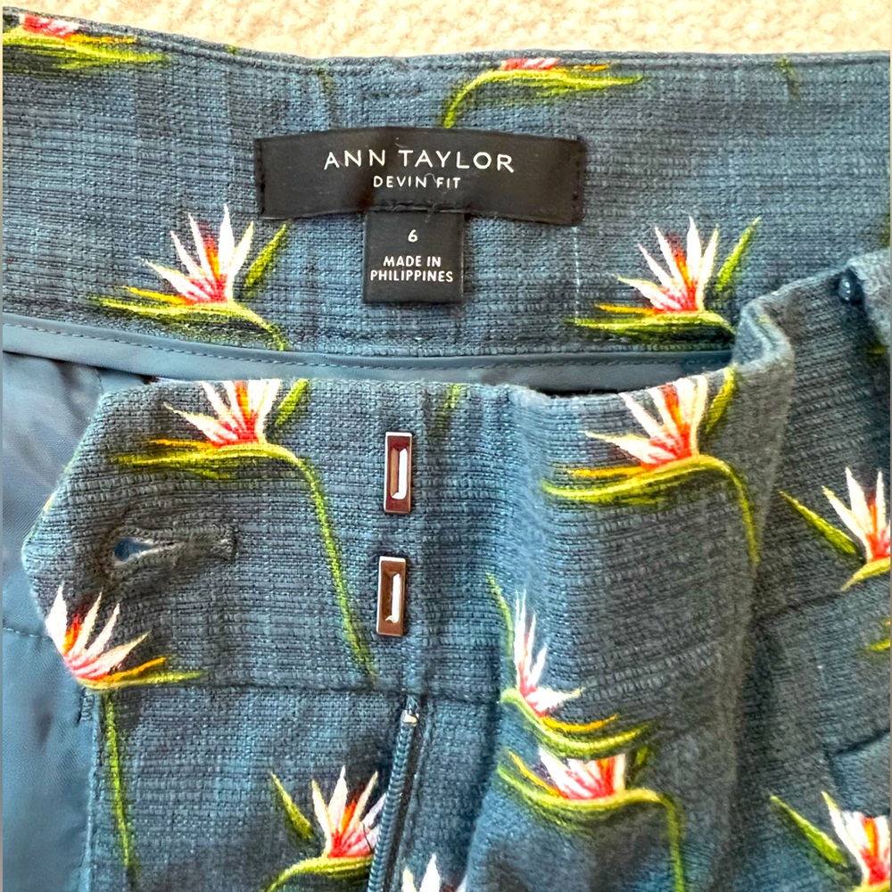 Ann Taylor Blue Cotton Floral Birds of Paradise Devin Fit
Cropped Pants Capris - Picture 4 of 5